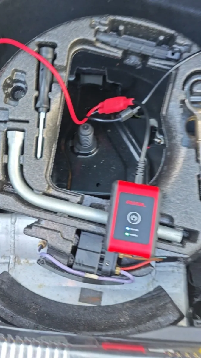 Autel 12 V akumuliatoriaus testo įranga prijungta prie automobilio