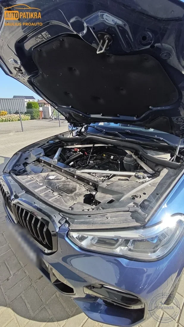 BMW X5 variklio skyrius nuėmus dekoratyvinę apdailą