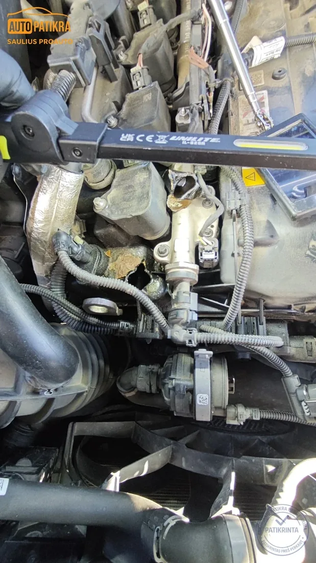 BMW X5 pažeista vožtuvų dangtelio vieta