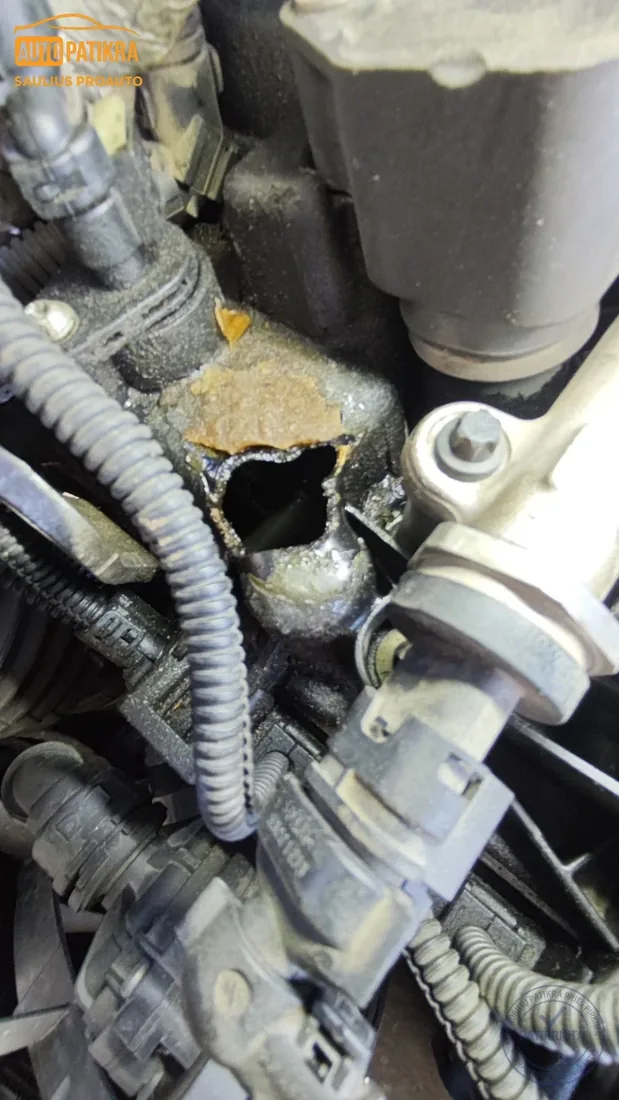 BMW X5 vožtuvų dangtelio pažeidimas iš arti