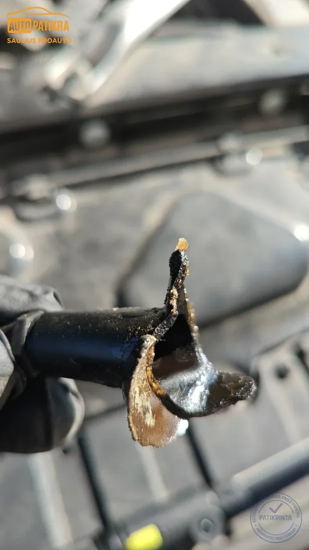 BMW X5 priklijuotas vožtuvų dangtelio fragmentas
