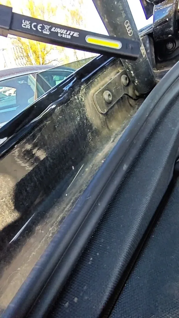 Audi A5 kairės pusės vidinėje kėbulo dalyje matomi suvirinimo požymiai