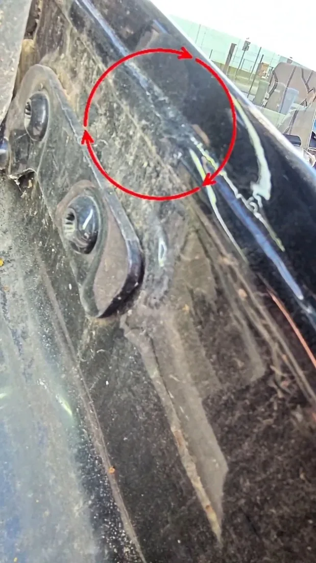 Audi A5 dešinės galinės ketvirčio dalies vidiniai remonto ir suvirinimo požymiai