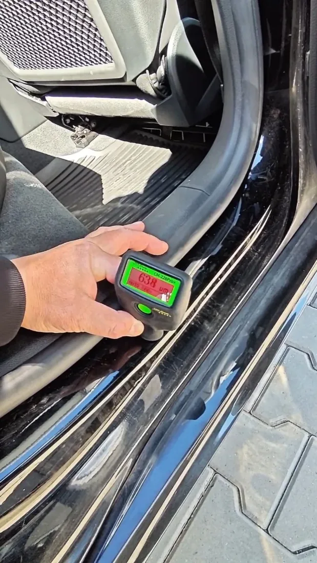 Audi A5 dešinės pusės kėbulo dangos storio matavimas – 638 mikrometrai