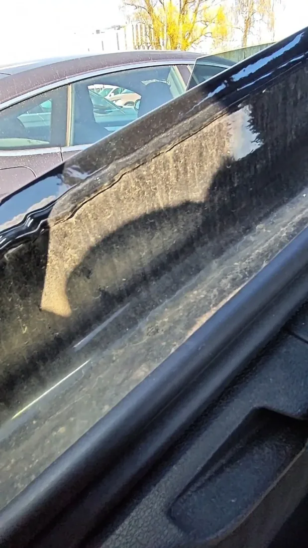 Audi A5 kairės pusės vidinėje kėbulo dalyje matoma suvirinimo siūlė