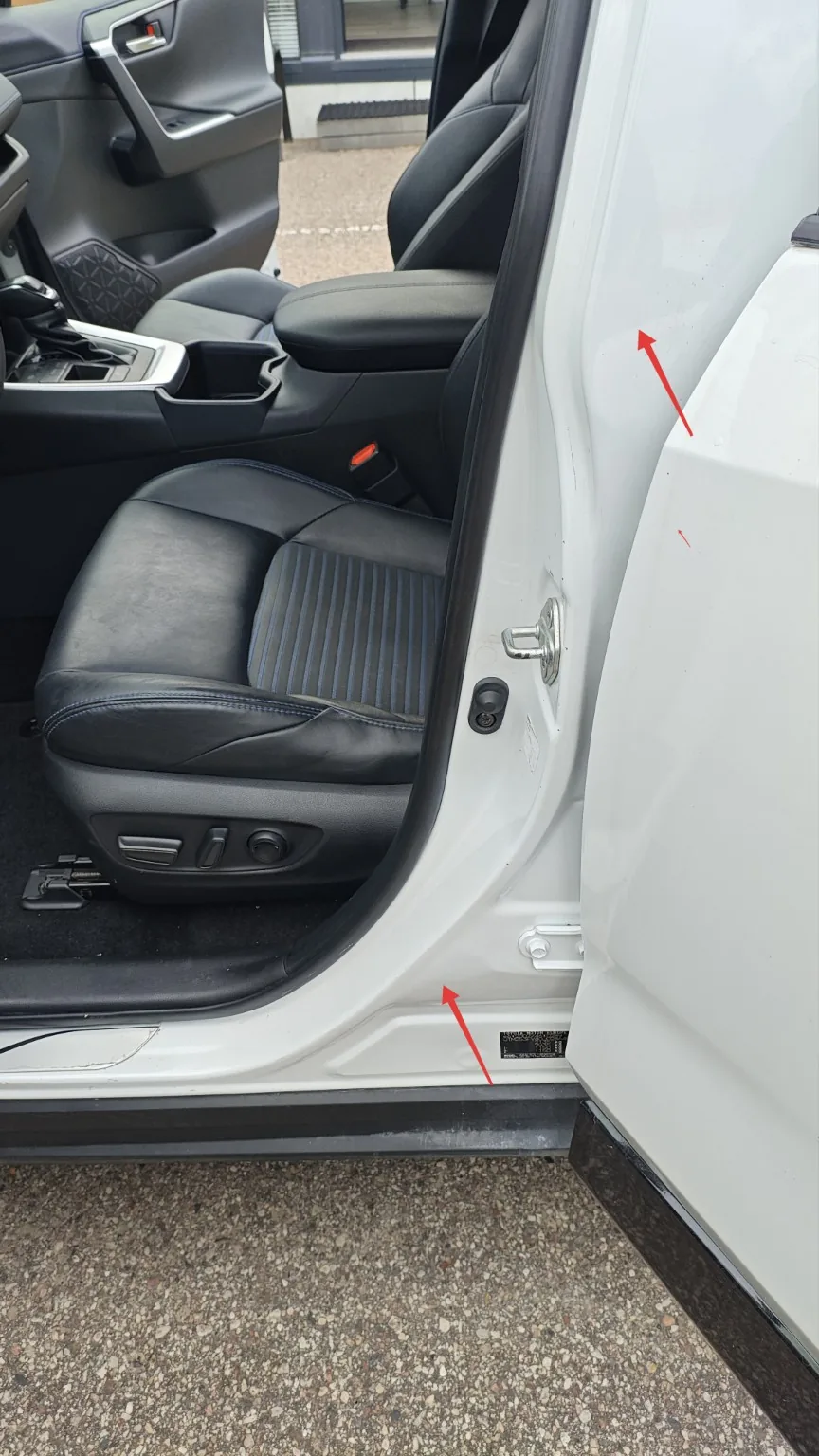 Toyota RAV4 kairės pusės A ir B statramsčių bei slenksčio deformacijos